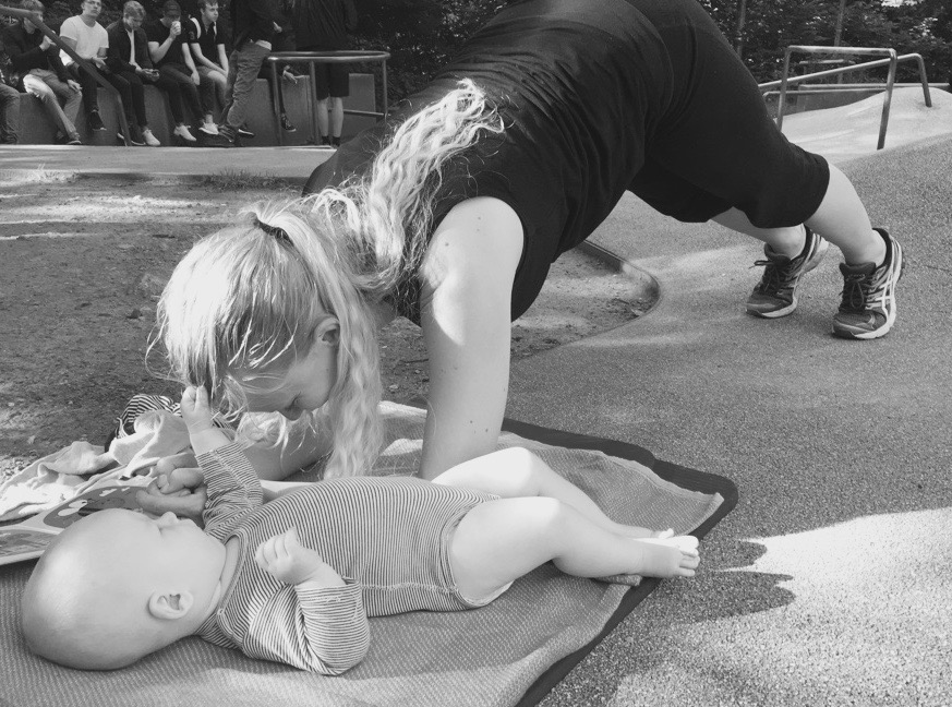 Træning med personlig træner Lærke Rau, der har giver sine 10 bud til nybagte mødre